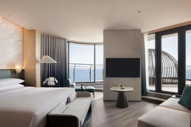 جناح بسرير كينج بإطلالة على البحر بشرفة، Qinhuangdao Marriott Resort 1/4