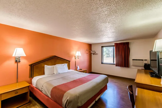 Room, King Bed, Motel6 Albert Lea, MN 1/10
