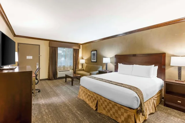 غرفة قياسية بسرير كينج يُسمح فيها بالحيوانات الأليفة، Best Western Plus Raton Hotel 2/4