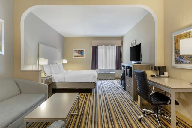 جناح بسرير كينج بحوض جاكوزي، Best Western Plus New England Inn & Suites 8/10