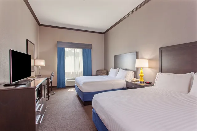 Standard, Holiday Inn Express Hotel & Suites Wharton 1/4