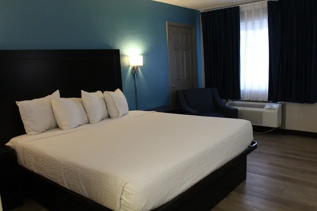 غرفة قياسية بسرير كينج للمدخنين، Days Inn by Wyndham Wrightstown 1/10