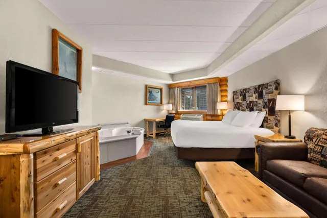 غرفة بسرير كينج بحوض جاكوزي لذوي الإعاقة، Best Western Northwoods Lodge 2/3