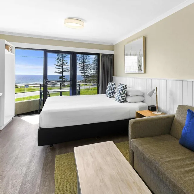 Superior, King Bed, Ocean View, Ibis Styles Port Macquarie 2/3