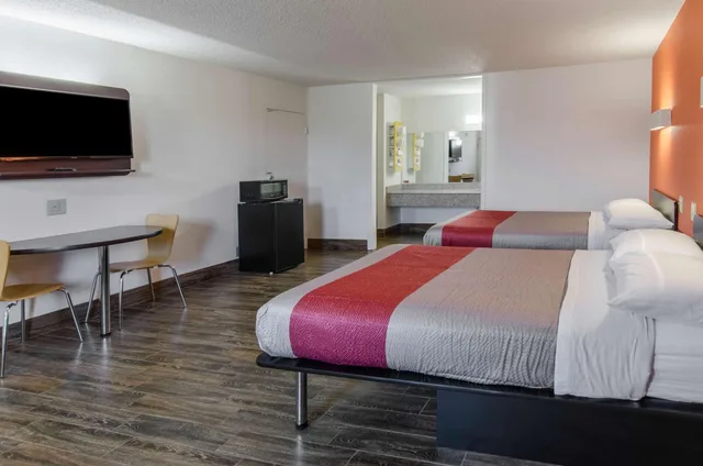غرفة رباعية بسرير مزدوج، Motel6 Staunton, VA 1/10