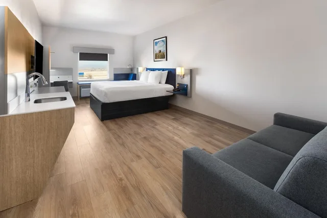 جناح بسرير كينج مع أريكة، Microtel Inn & Suites by Wyndham Tooele 2/3