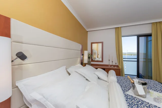 غرفة كلوب بريميوم بسرير مزدوج بإطلالة على البحر بشرفة، Ilirija Hotel 5/10