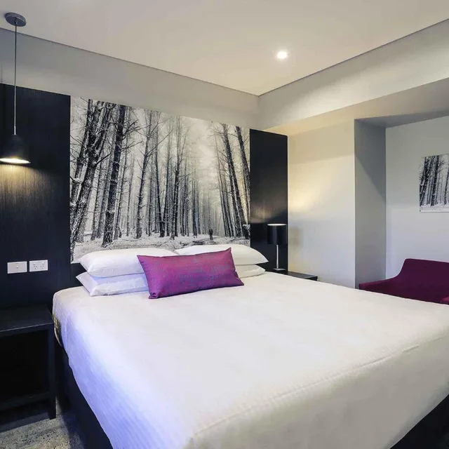 جناح سوبيريور بسرير كينج بغرفتي نوم، Mercure Tamworth 3/8
