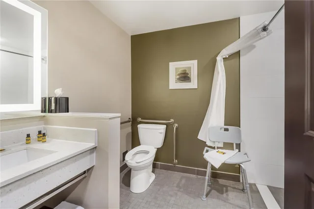 غرفة بسرير كينج مع أريكة لذوي الإعاقة، Best Western Plus Hinton Inn and Suites 4/4