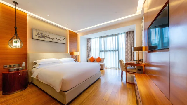 Room, King Bed, HOLIDAY INN NANJING XUANWU LAKE 1/3