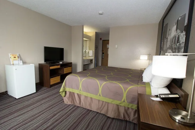 غرفة قياسية بسرير كينج لذوي الإعاقة، Super 8 by Wyndham Chicago O'Hare Airport 2/4