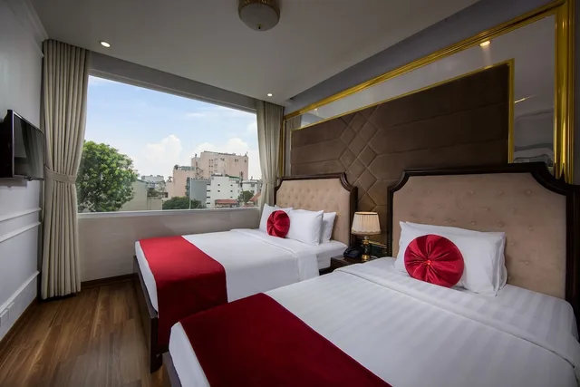 Royal, Suite, 1 Single and 2 Double Beds, City View، Royal Palace Hotel 2 Hanoi 2/6