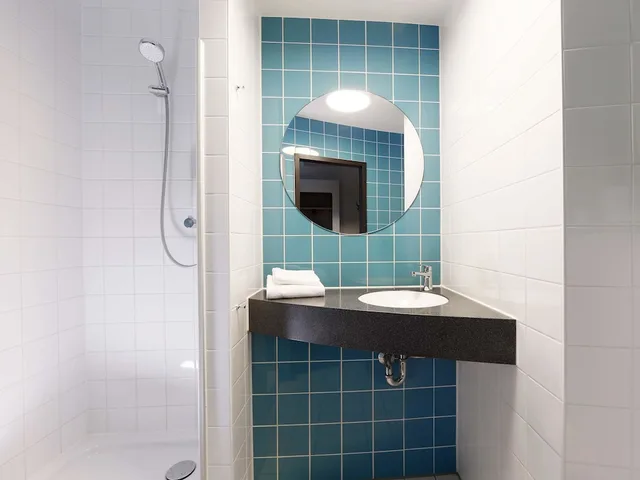 غرفة رباعية بسرير كوين وسرير بطابقين، B&B HOTEL Potsdam 7/7