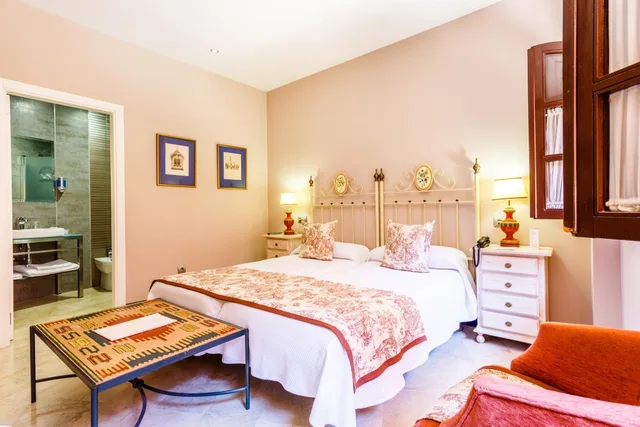 Family, Double Bed, Patio De La Alameda 6/8