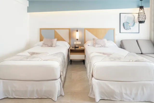 غرفة بسريرين مزدوجين بإطلالة جزئية على البحر، RIU Caribe All Inclusive 1/7