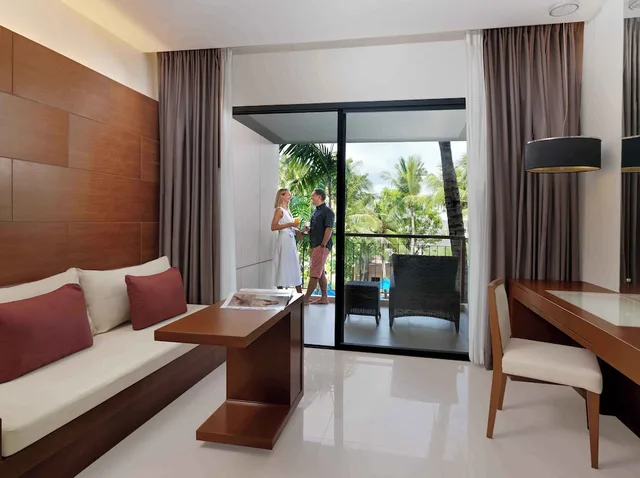 غرفة سوبيريور بسرير كينج بإطلالة على المسبح بشرفة، Novotel Phuket Kata Avista Resort And Spa 10/10