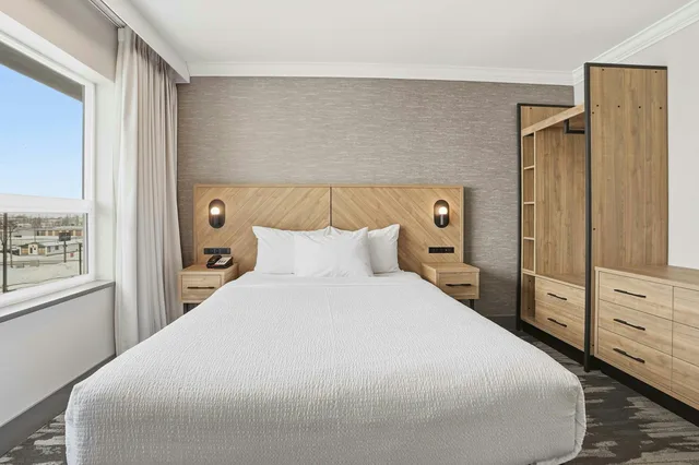 غرفة قياسية بسرير كوين، Sandman Hotel Saskatoon 1/9