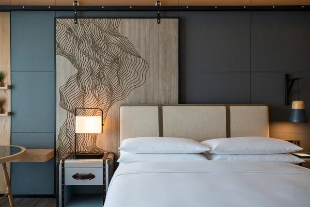 Room, King Bed, Side Pool View، Renaissance Xiamen Hotel 5/6