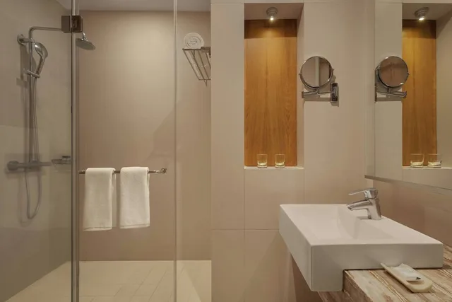 غرفة كلاسيكية بسرير كينج بإطلالة، Meluha the Fern An Ecotel Hotel 2/2