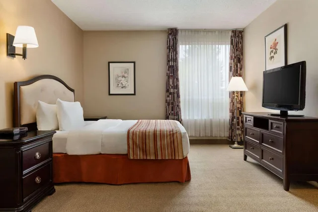 Room, Queen Bed, Stair Access Only, Sofa, Pet Friendly، Ramada By Wyndham Fredericton 4/6