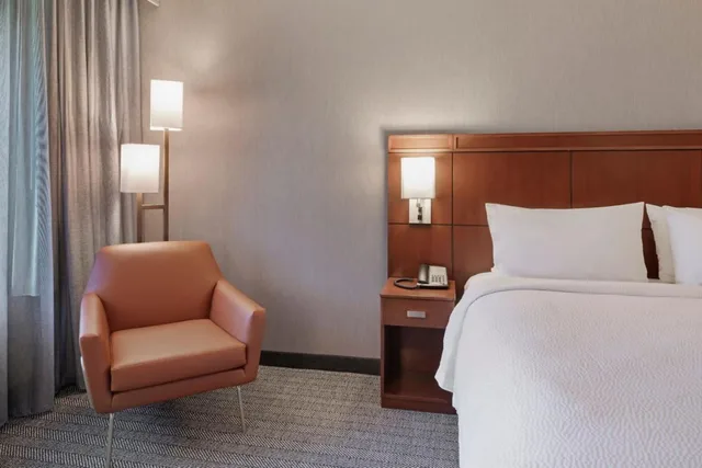 غرفة بسرير كينج بحوض استحمام لذوي الإعاقة، Courtyard Long Beach Airport 3/4