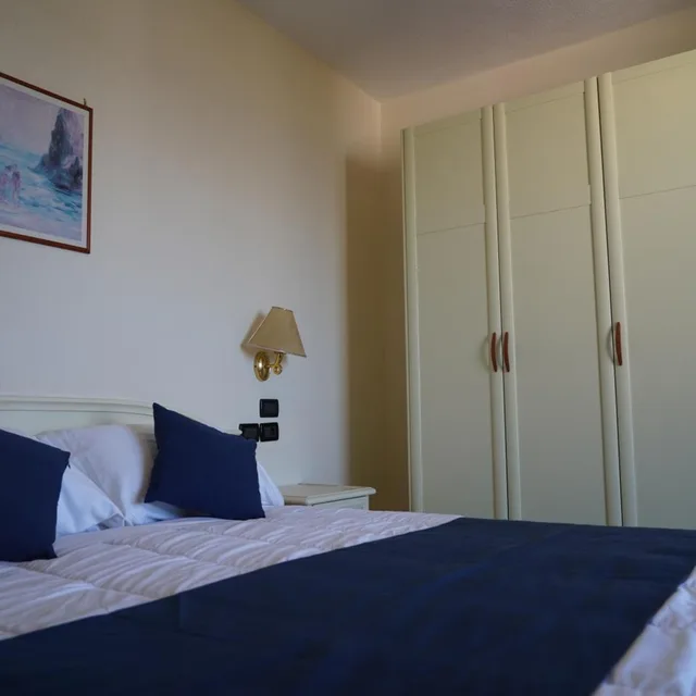 غرفة بسرير مزدوج أو سريرين منفصلين بإطلالة على البحر، Parco dei Principi Resort & Spa Ischia 3/7