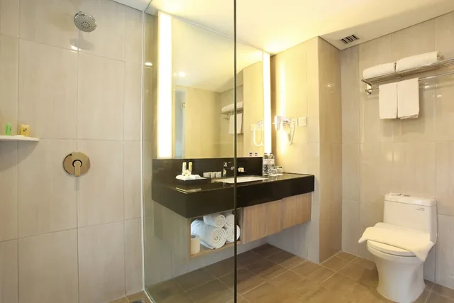 غرفة غراند بسرير كوين، Swiss-Belinn Tunjungan Surabaya 2/3