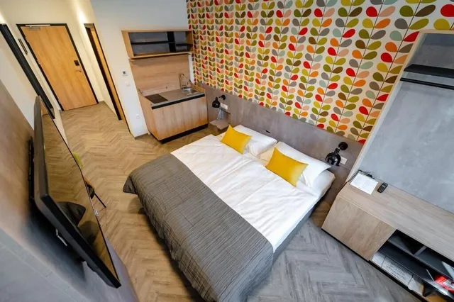 غرفة بسريرين منفصلين بمطبخ صغير، Urban Ring Hotel 8/10