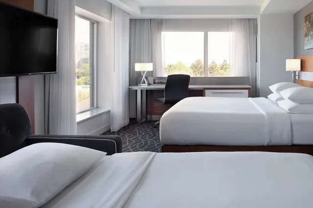 غرفة بسرير كينج مع أريكة، Delta Hotels By Marriott Waterloo 1/4