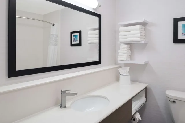 غرفة بسرير كينج مع أريكة بحوض جاكوزي، Hampton Inn North Sioux City 2/6