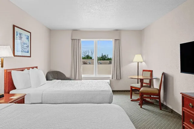 غرفة بسرير كينج وسريرين كوين، Days Inn & Suites by Wyndham Winkler 3/10