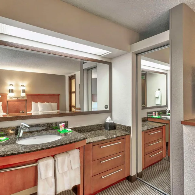Room, King Bed, Sofa, High Floor, Hyatt Place Kansas City/Overland Park/Convention Center 6/7