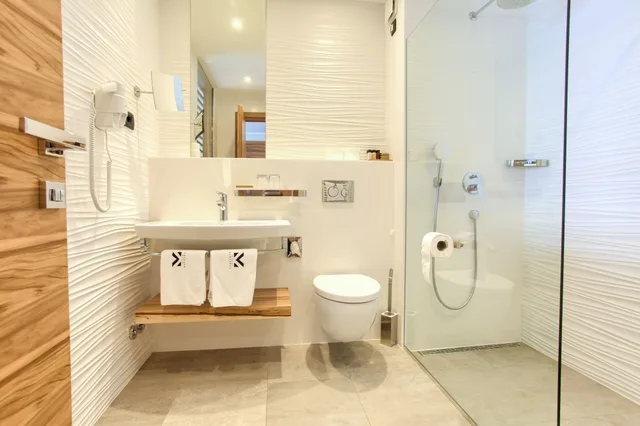 غرفة ديلوكس بسرير كينج بإطلالة على البحر بشرفة مع أريكة، Hotel Villa Margaret 4/4