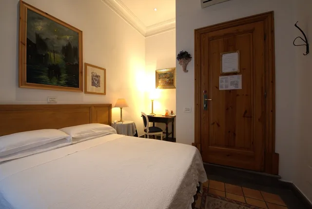 Room, Double Bed, Street View, Small، Hotel Locanda Cairoli 3/10