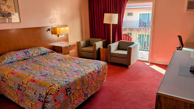Deluxe, Queen Bed, ROYAL CENTURY 1/10
