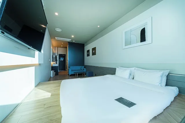 Avenue, 2 Futon Beds, Ocean Floor, H Avenue 3/8