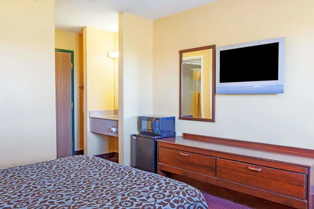 غرفة قياسية بسرير كوين، Days Inn by Wyndham Canastota/Verona 3/3