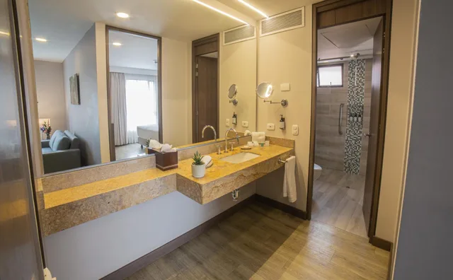 جناح بسرير كينج بغرفتين مع أريكة، Embassy Suites by Hilton Bogota Rosales 5/10