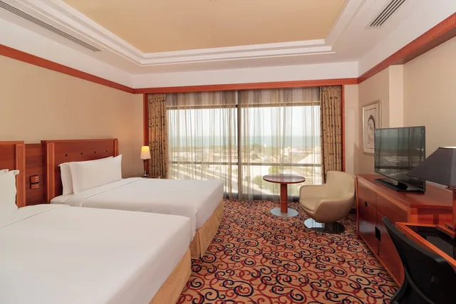 غرفة بريميوم بسريرين منفصلين بإطلالة على المسبح مع دخول صالة النادي، Holiday Inn Kuwait 7/10