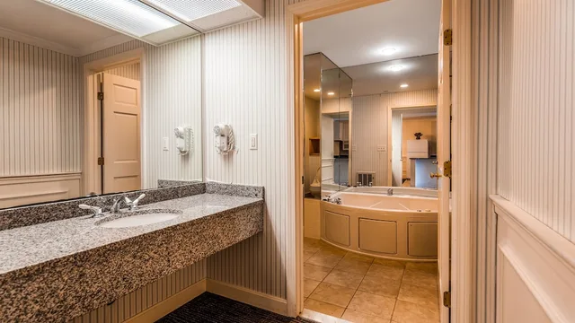 جناح بسرير كوين مع أريكة بحوض جاكوزي، Best Western Adams Inn Quincy-Boston 3/3