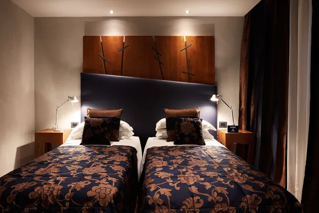 غرفة كلاسيكية بسريرين منفصلين، The Code Hotel 2/3