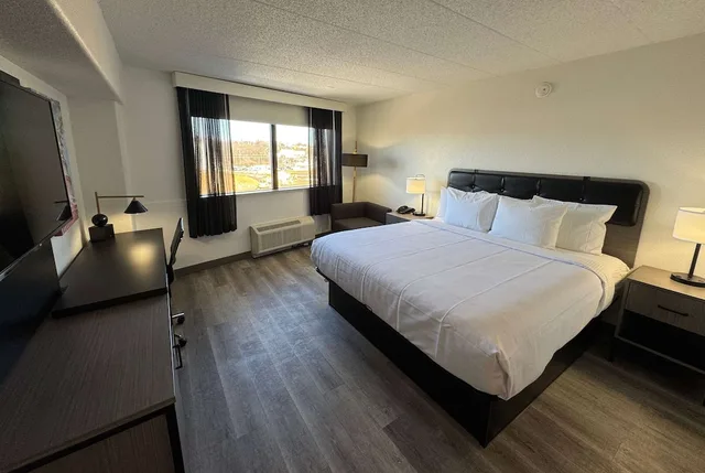 Efficiency, Suite, King Bed، La Quinta Inn & Suites Washington DC-Capital/NoMA 2/10