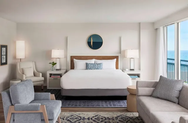 Royal, Palm, Suite, King Bed، The Singer Oceanfront Resort, Curio Collection by Hilton 2/3