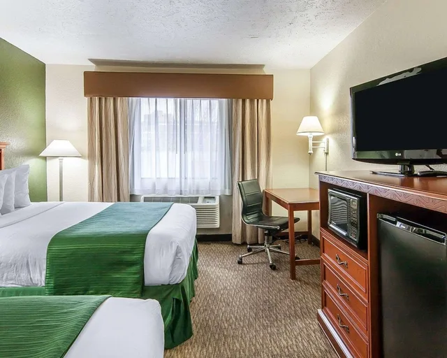 غرفة قياسية بسريرين كوين، Quality Inn Downtown Convention Center 5/6
