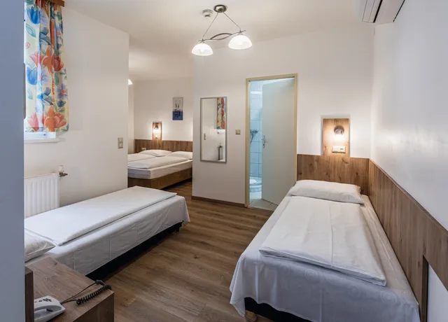غرفة رباعية، Terminus Hotel 4/5