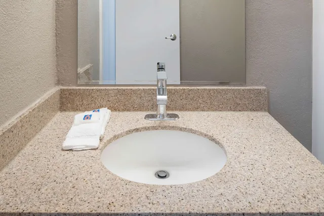 غرفة قياسية بسرير كوين، Motel6 Fontana 6/6