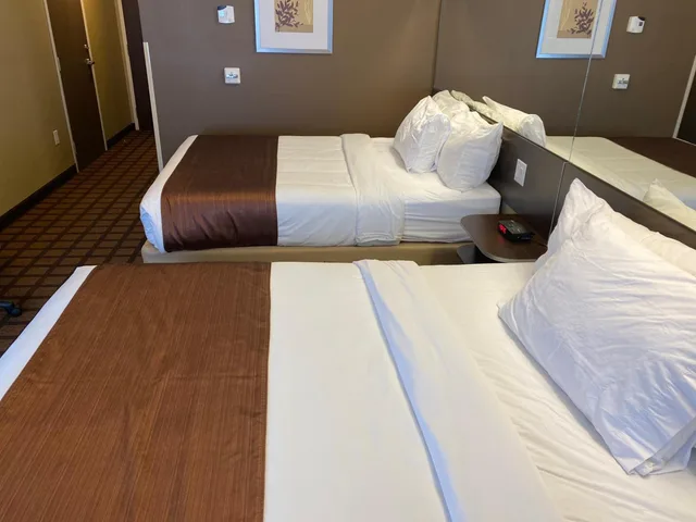 غرفة بسرير كينج وسريرين كوين، Microtel Inn Suites By Wyndham Timmins 3/10