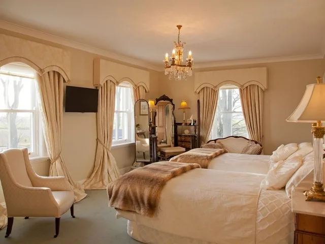 Eldon, Superior, King Bed، West Longridge Manor B&B 2/8