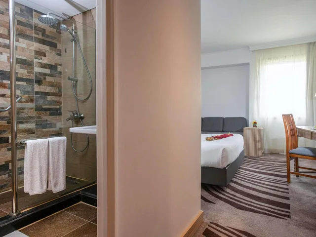 غرفة قياسية بسرير كينج مع أريكة، Novotel Cairo Airport 5/5