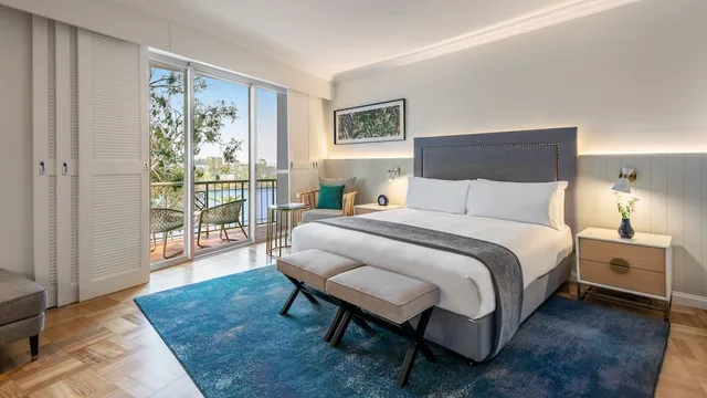 غرفة كلاسيكية بسرير كينج بإطلالة على المرسى مع دخول صالة النادي، Intercontinental Sanctuary Cove 2/7